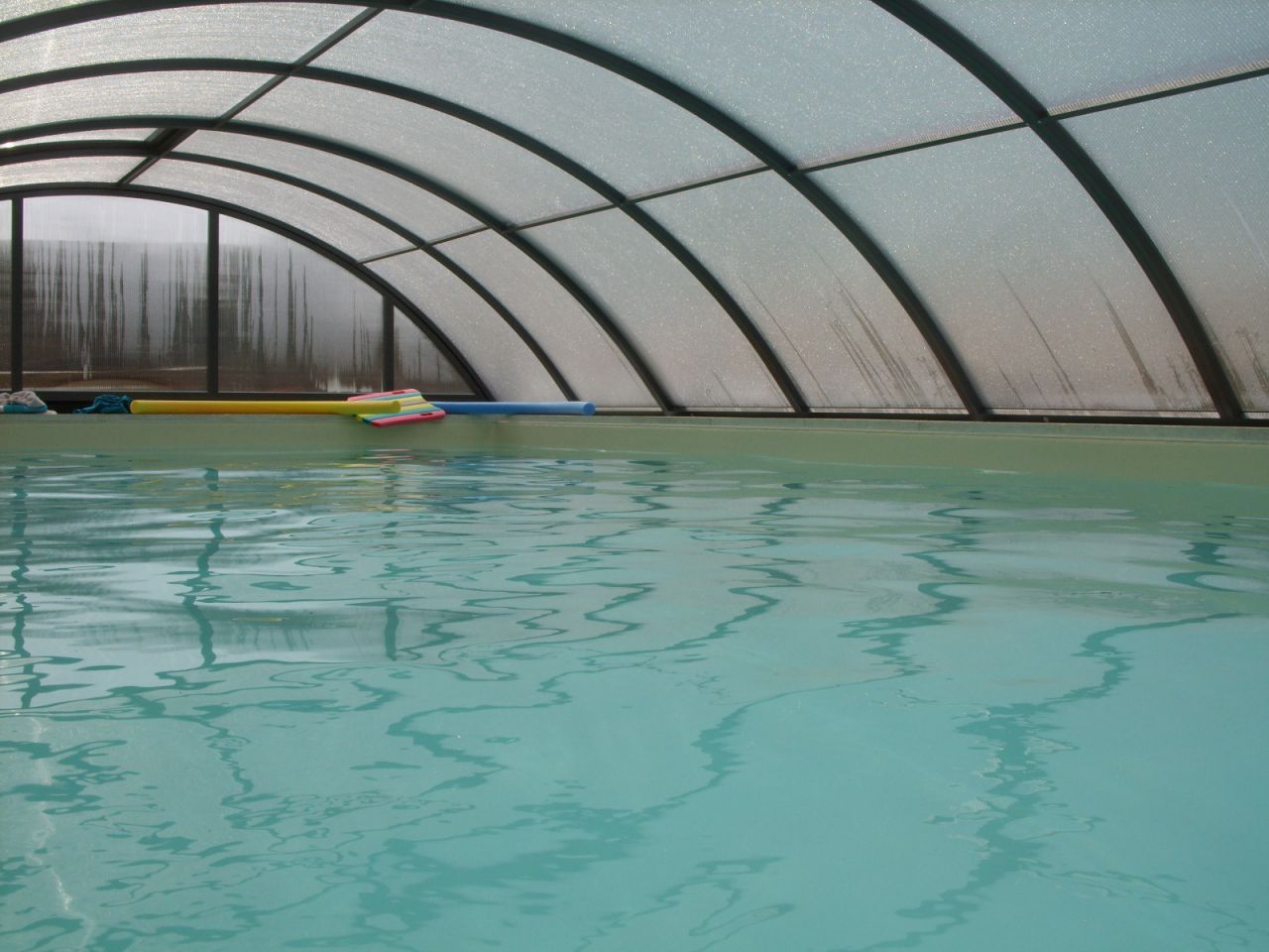 What are the parameters to take into account for a successful indoor pool?